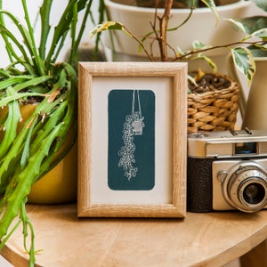 Usine suspendue Macramé Lino Imprimer sur papier fait main | Encre bleu-vert | Options de couleur personnalisées | Décor d’usine de maison | Carte postale A6 Mini