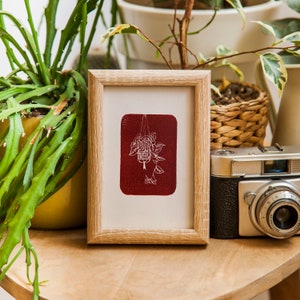 Hanging Plant 2 Macramé Lino Imprimer sur papier fait main | Encre de vin rouge | Options de couleur personnalisées | Décor d’usine de maison | Carte postale A6 Mini