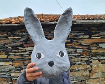 Tête de lapin en papier mâché, Nico. Jolie décoration murale pour une chambre de bébé ou une salle de jeux