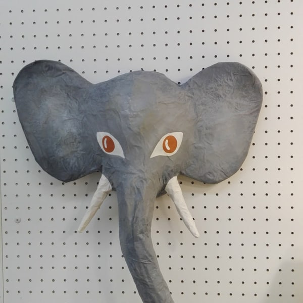 Tête d'éléphant en papier mâché, Horace. Créature de la savane, décoration murale majestueuse.