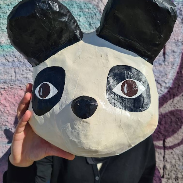 Tête de panda en papier mâché, Pascoal. Décoration murale amusante pour une chambre d'enfant ou une salle de jeux