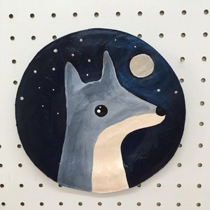 Paper mache wolf plate imagem 1