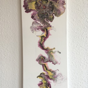 Könnte beinhalten: Abstrakte Malerei auf Leinwand mit einem Design aus lila, gelben und schwarzen Blumen. Die Blume befindet sich oben auf der Leinwand und die Farben fließen in einem wirbelnden Muster nach unten.