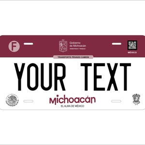 Puede incluir: Una placa de matrícula blanca y burdeos con el texto "YOUR TEXT" en negro. La placa también incluye el texto "Michoacán" en negro y el texto "EL ALMA DE MÉXICO" en negro más pequeño. La placa tiene una franja burdeos en la parte superior con el texto "Gobierno de Michoacán" en negro. La placa también tiene un pequeño código QR en blanco y negro en la esquina superior derecha.