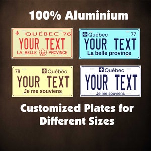 Op de afbeelding: Vier verschillende stijlen van aanpasbare aluminium kentekenplaten. De platen zijn geel, blauw, rood en wit met zwarte tekst. De tekst op de platen luidt "YOUR TEXT" en bevat de woorden "Quebec", "La belle province" en "Je me souviens".