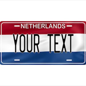 Könnte beinhalten: Ein rotes, weißes und blaues Nummernschild mit dem Text "NETHERLANDS" und "YOUR TEXT" darauf.
