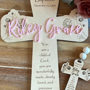 Regalo de bautismo personalizado para niña, cruz de pared con versículo del Salmo 139. También para dedicación, bautizo y confirmación. Envío rápido desde Illinois.