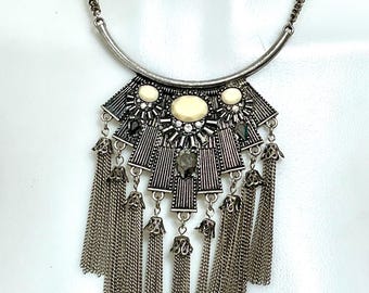 Collar babero vintage, collar de cadena con flecos de diamantes de imitación en tono plateado.
