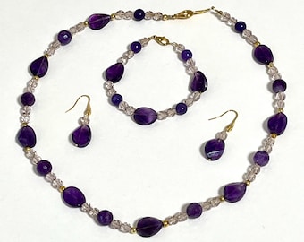 Conjunto de joyas de amatista hechas a mano: collar vintage, pulsera y pendientes.