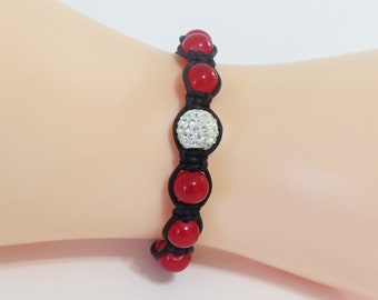Pulsera de macramé con diamantes de imitación de cristal rojo, cordón ajustable de piel sintética.
