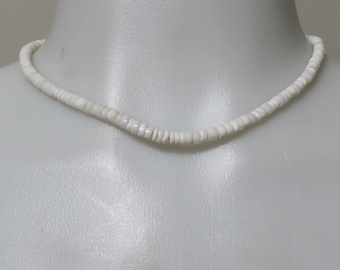 Collana di conchiglia puka naturale bianca, conchiglia puka unisex, collana Heishi bianca. girocollo, girocollo con conchiglia Hawaii