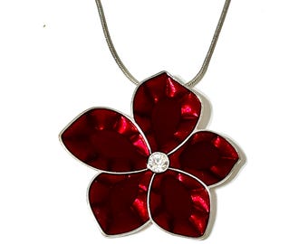 Colar vintage com pingente de flor de vidro vermelho KC, em tom prateado.