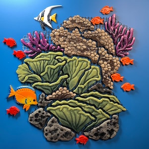 Könnte beinhalten: Eine farbenfrohe Wandkunst aus Keramikmosaik, die eine Korallenriffszene darstellt. Das Kunstwerk zeigt eine Vielzahl von Korallen, Algen und Fischen in Grün-, Braun-, Orange- und Rosatönen.