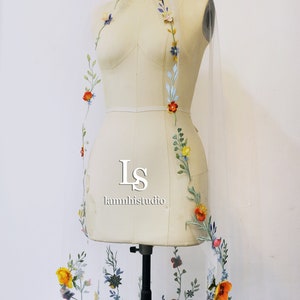 LS171 / 3D Lace Flower Bridal Veil: Fingertip Length, White Ivory