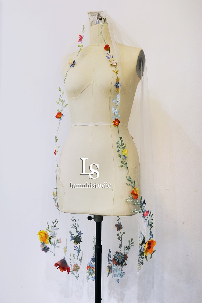 LS171 / Velo de novia con encaje floral 3D: Largo hasta la punta de los dedos, blanco marfil