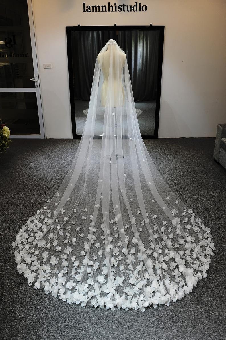LS20 / Velo de novia estilo catedral con flores 3D: tul blanco y flores de organza