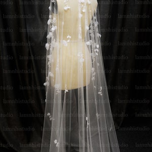 LS61 / 3D Flower Lace Wedding Veil: Cascade Bridal Veil