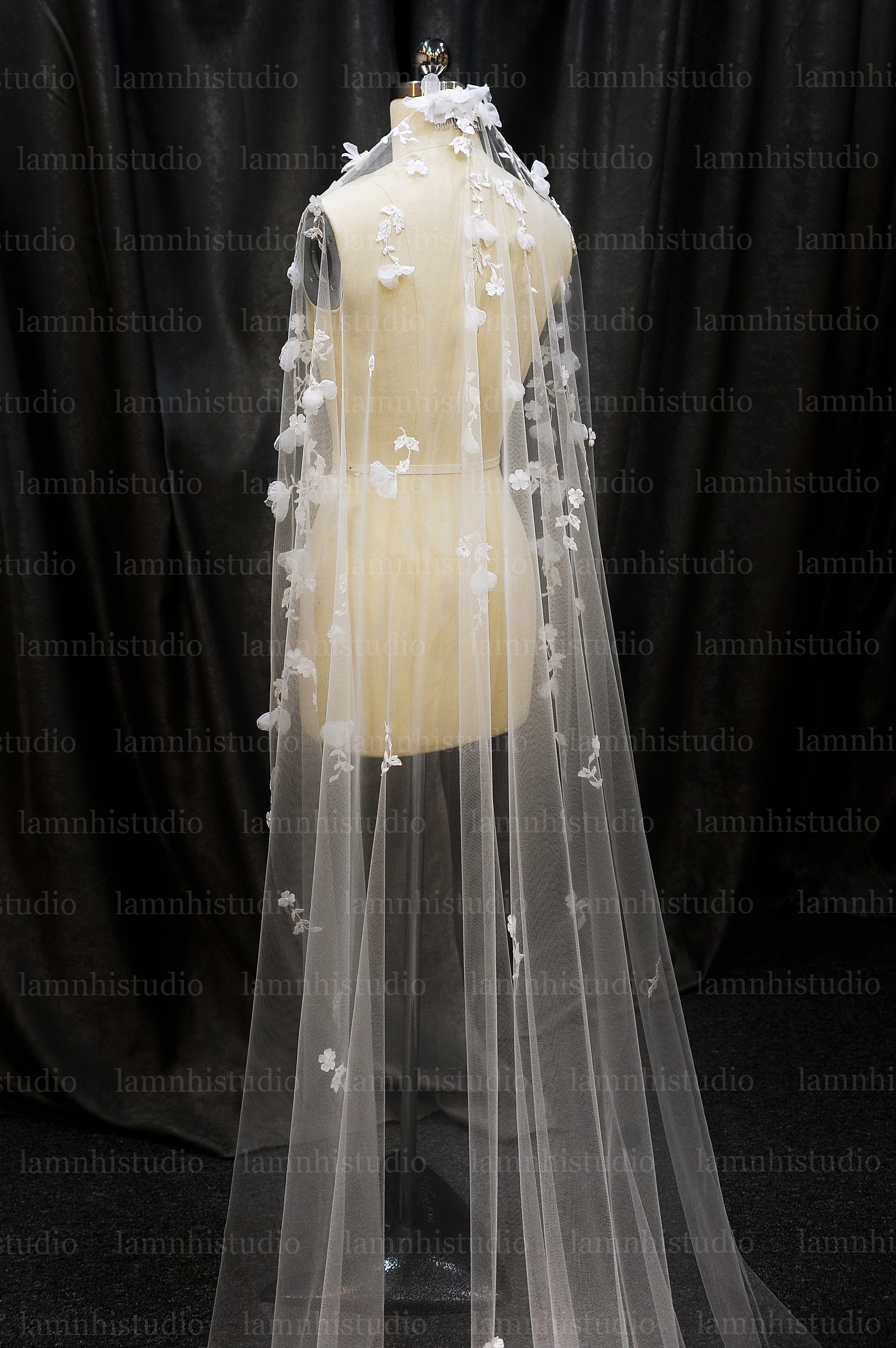 LS61 / 3D Flower Lace Wedding Veil: Cascade Bridal Veil - Etsy