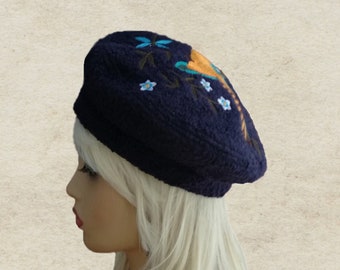 Boina de inverno azul: boina feminina com bordado floral
