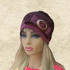 Burgundy Slouchy Beanie: Frauen Wintermütze mit Blumen Applikation