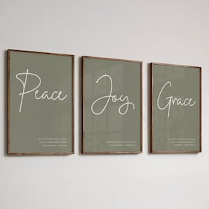 Peut inclure: Trois impressions d'art encadrées avec les mots "Peace", "Joy" et "Grace" en écriture blanche sur un fond vert. Les cadres sont de couleur marron foncé. Chaque impression contient un verset biblique en bas.