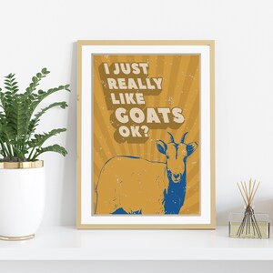 Peut inclure: Une affiche de style vintage avec un fond jaune et une chèvre bleue. Le texte sur l'affiche dit "J'aime vraiment les chèvres ok?"