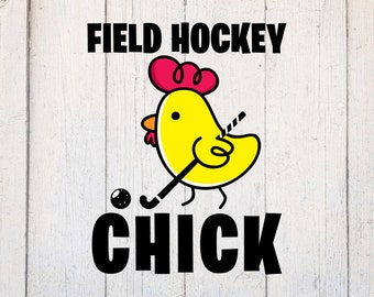 Può includere: Un pulcino giallo con una cresta rossa e occhi neri tiene una mazza da hockey su prato e una palla. Il testo "FIELD HOCKEY CHICK" è scritto in lettere nere sopra il pulcino.