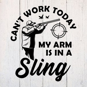 Op de afbeelding: Zwart-wit afbeelding met een persoon die een shotgun richt, met de tekst "Can't work today, my arm is in a sling." Twee vogels en een doelwit zijn ook in het ontwerp opgenomen. De afbeelding staat tegen een witte houten achtergrond.