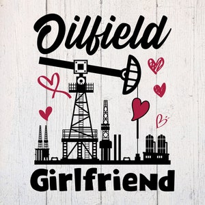 Pode incluir: Ilustração em preto e branco de uma plataforma de petróleo com o texto "Oilfield Girlfriend" e corações vermelhos.
