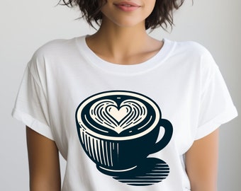 Puede incluir: Una camiseta blanca con una ilustración en blanco y negro de una taza de café con un diseño en forma de corazón en la espuma.