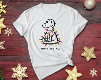 ワニのシャツ。ワニのギフト。お祭りのTシャツ。ワニのTシャツ。ホリデーシャツ。クリスマスTシャツ。冬のシャツ。ワニのギフト。クリスマスTシャツ