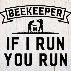 Könnte beinhalten: Schwarzweißes Grafikdesign mit dem Text "Beekeeper If I Run You Run". Die Grafik zeigt zwei Imker, die mit einem Bienenstock arbeiten.