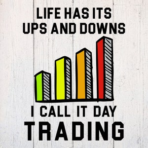 以下が含まれることがあります： 白い木製の背景に、黒い文字で「Life has its ups and downs I call it day trading」と書かれています。緑、黄、オレンジ、赤の棒グラフの白黒の線画がテキストの中央にあります。