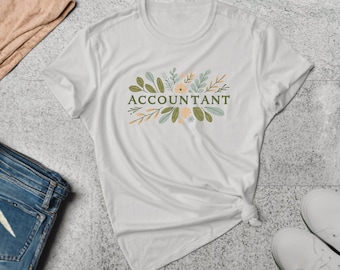 Puede incluir: Camiseta blanca con un diseño floral y la palabra "ACCOUNTANT" impresa en ella.