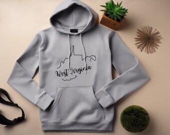 Könnte beinhalten: Ein grauer Kapuzenpullover mit einer schwarzen Umrandung des Bundesstaates West Virginia und dem Text "West Virginia" in schwarzer Kursivschrift.