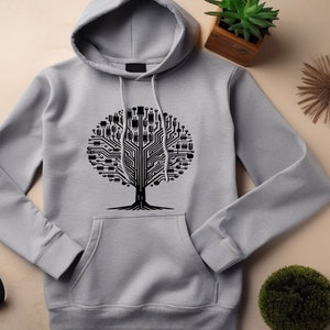 以下が含まれることがあります： 回路基板の木のデザインが黒でプリントされた灰色のフード付きスウェットシャツです。