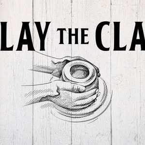 Op de afbeelding: Zwart-witte illustratie van handen die klei vormen op een pottenbakkerswiel. De tekst "SLAY THE CLAY" staat boven de illustratie.