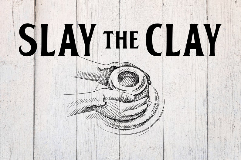 K&ouml;nnte beinhalten: Schwarz-wei&szlig;-Illustration von H&auml;nden, die Ton auf einer T&ouml;pferscheibe formen. Der Text "SLAY THE CLAY" befindet sich &uuml;ber der Illustration.