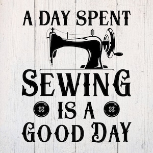 Puede incluir: Gráfico en blanco y negro sobre fondo de madera. El texto dice "A DAY SPENT SEWING IS A GOOD DAY" con una ilustración de máquina de coser y dos gráficos de botones. El diseño es adecuado para los entusiastas de la costura.