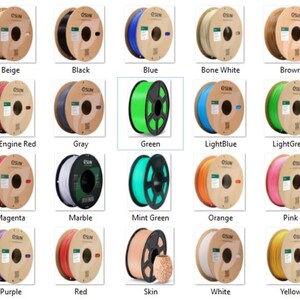 Op de afbeelding: Een verscheidenheid aan filamentrollen in verschillende kleuren voor 3D-printen. De rollen zijn gerangschikt in een raster met elke kleur gelabeld. De kleuren omvatten beige, zwart, blauw, botwit, bruin, brandweerwagenrood, grijs, groen, lichtblauw, lichtgroen, magenta, marmer, mintgroen, oranje, roze, paars, rood, huid, wit en geel.