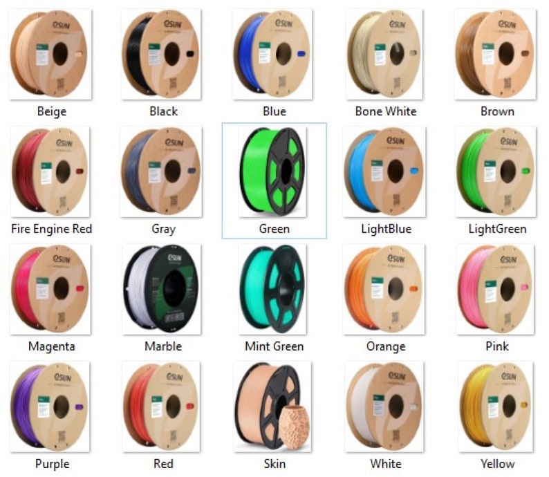 Op de afbeelding: Een verscheidenheid aan filamentrollen in verschillende kleuren voor 3D-printen. De rollen zijn gerangschikt in een raster met elke kleur gelabeld. De kleuren omvatten beige, zwart, blauw, botwit, bruin, brandweerwagenrood, grijs, groen, lichtblauw, lichtgroen, magenta, marmer, mintgroen, oranje, roze, paars, rood, huid, wit en geel.