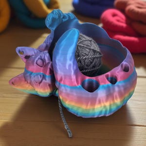 Playful Cat shaped yarn bowl with tool holder – 3D Printed Cat Design Crochet Knitting Organizer for Yarn & Accessories