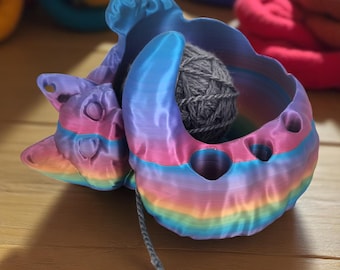 Playful Cat shaped yarn bowl with tool holder – 3D Printed Cat Design Crochet Knitting Organizer for Yarn & Accessories