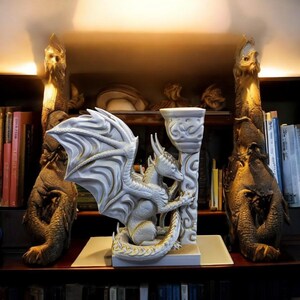 Dekoracja fantasy Dragon Bookend | Podpórka do półek na książki drukowana w 3D Right-facing bookend