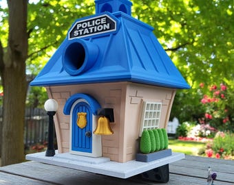 素朴な鳥小屋型警察署 – 3Dプリント製ガーデンデコレーション