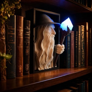 Angolo lettura a tema magico con illuminazione a LED, inserto per scaffale ecologico stampato in 3D.