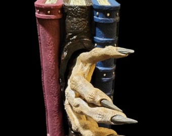 Angolo per libri con artigli spaventosi / Decorazione per libreria horror stampata in 3D