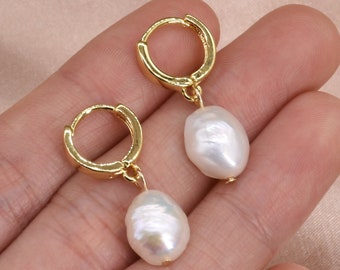 Aros Huggie de perlas barrocas, pendientes de perlas colgantes, pendientes de aro de perlas de pepita genuina, pendientes Huggie, pendientes de damas de honor F3490-WGE