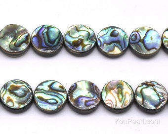 Peut inclure: Un brin de perles rondes en nacre d'ormeau irisées. Les perles ont un dos brun foncé et présentent un motif tourbillonnant de vert, bleu et or.