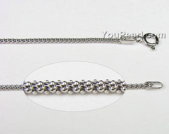 Könnte beinhalten: Eine silberne Kettenkette mit einem Karabinerverschluss. Die Kette besteht aus kleinen, runden Perlen.